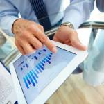 В начале торгов рубль умеренно снизился к доллару и евро