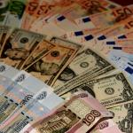 Доллар и евро растут, рубль копирует движения нефти