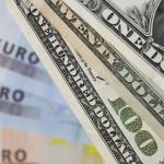 Рубль незначительно изменился к доллару