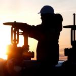 Нефть снова дешевеет из-за опасений переизбытка предложения