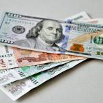Подешевевшая нефть снова столкнула рубль вниз
