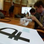 Рубль незначительно укрепился при открытии