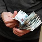 Власти урежут россиянам социальные выплаты