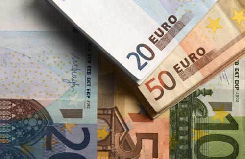 Центробанк снизил курс евро почти до 74 рублей
