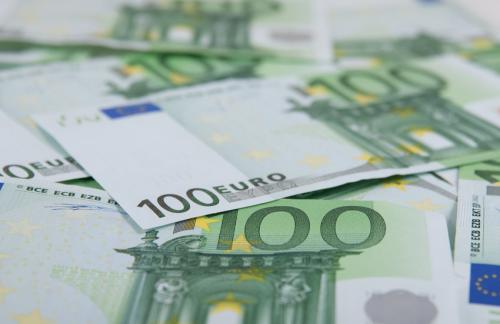 Официальный курс евро упал ниже 71 рубля