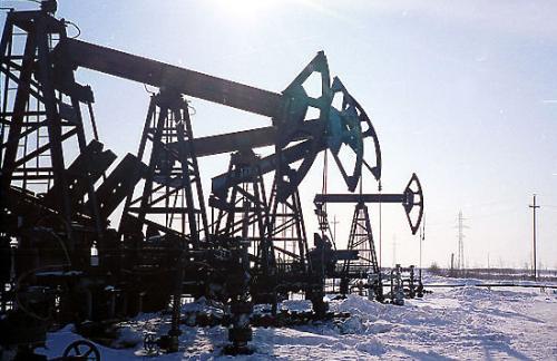 Цены на нефть продолжают снижаться на опасениях перенасыщения рынка