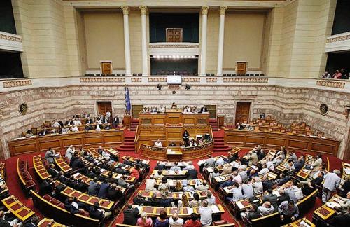 Греческий парламент одобрил третий пакет помощи