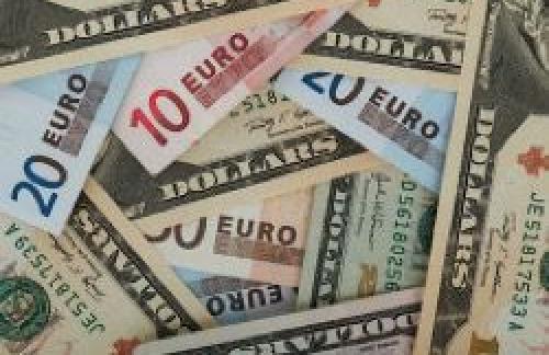 Банк России понизил официальный курс доллара и повысил евро