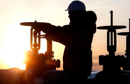 Нефть снова дешевеет из-за опасений переизбытка предложения