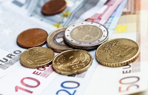 Официальный курс евро упал до 70,5 рубля