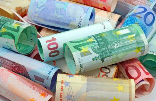ЦБ поднял курс евро выше 74 рублей