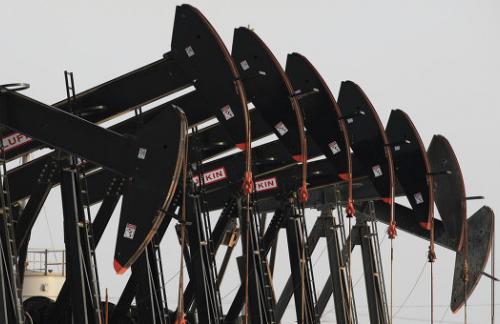 Мировые цены на нефть снижаются на растущем переизбытке сырья на рынке
