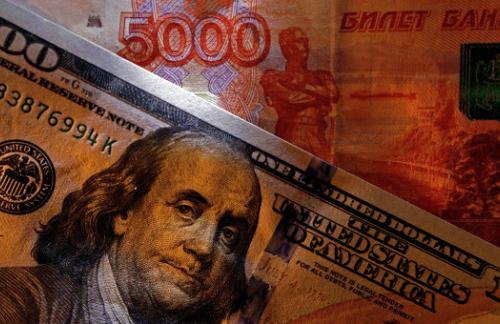 Рубль корректируется вверх, доллар вернулся ниже 70 рублей