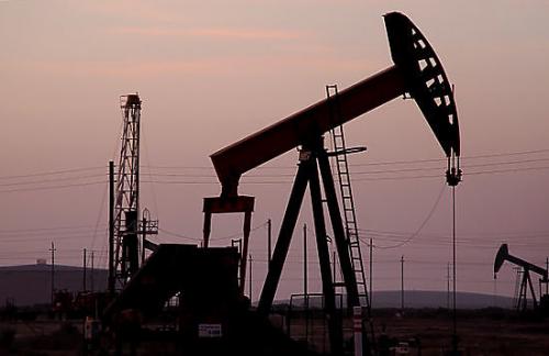 Нефть держится выше 52 долларов, рубль падает