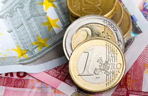 Официальный курс евро опустился ниже 63 рублей